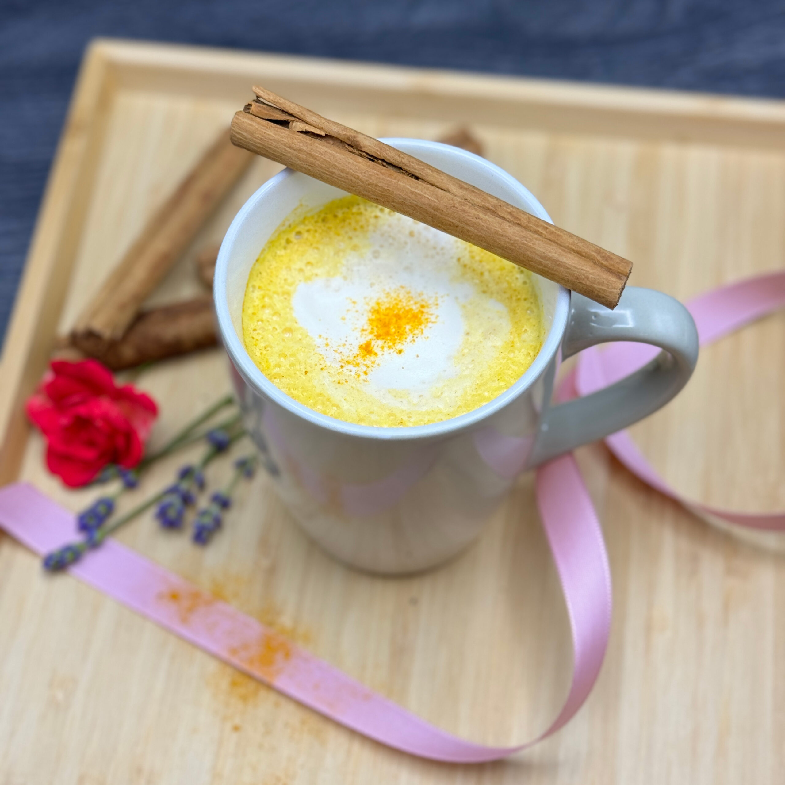 Eine Tasse Goldene Milch, garniert mit Zimt und Kurkuma
